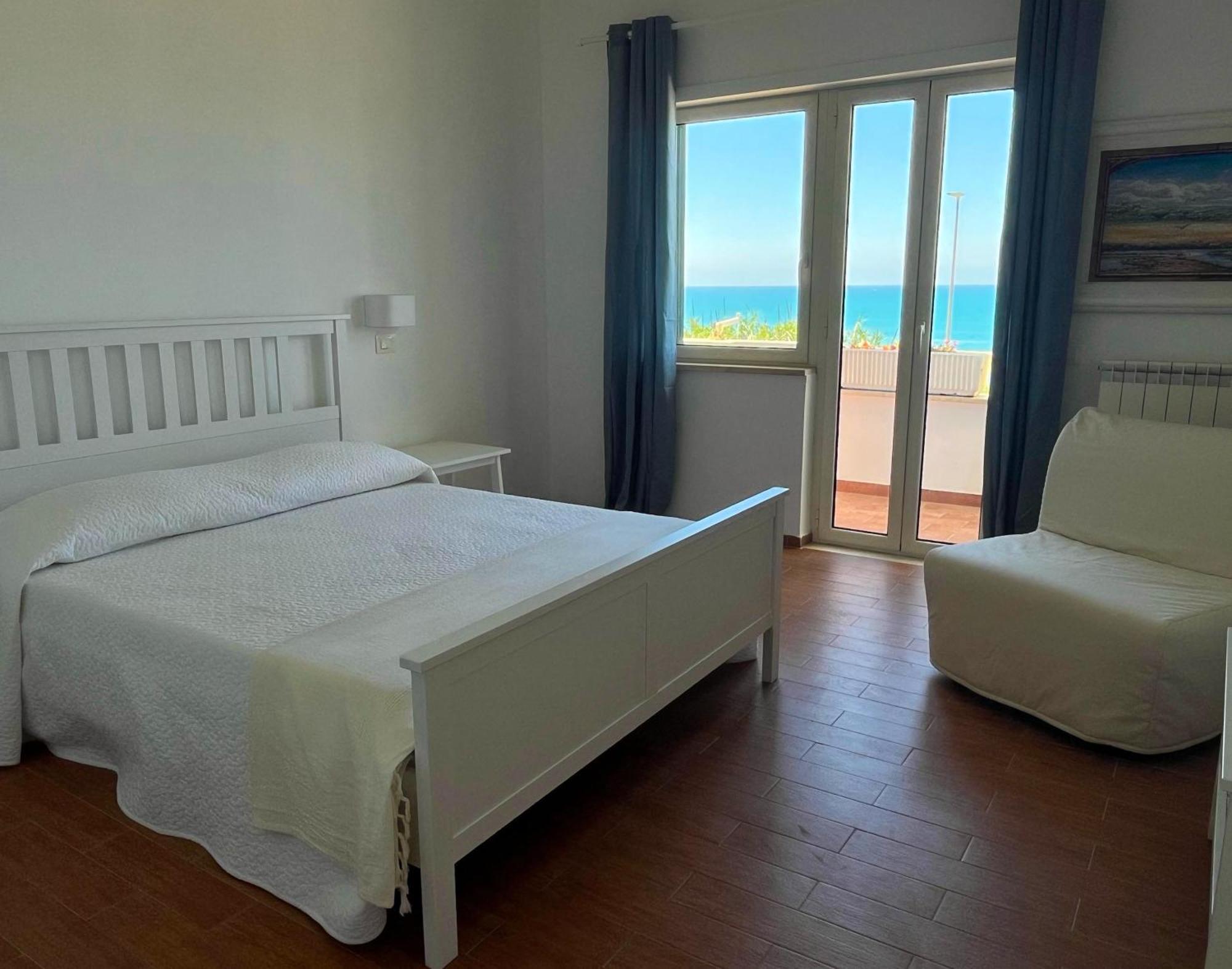 La Perla Bianca - Near Train Station And Beaches With Amazing Sunsets *