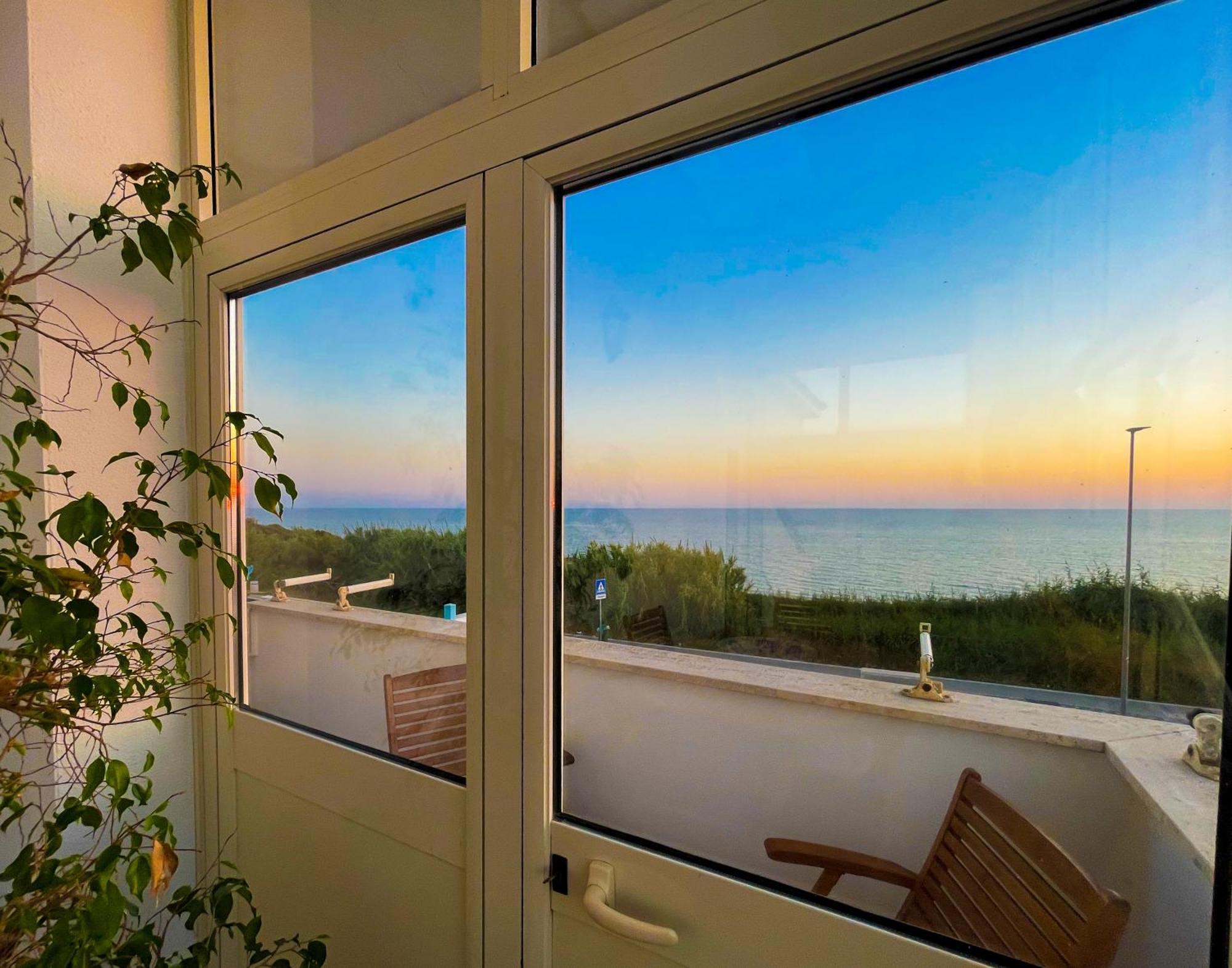 Apartment La Perla Bianca - Near Train Station And Beaches With Amazing Sunsets